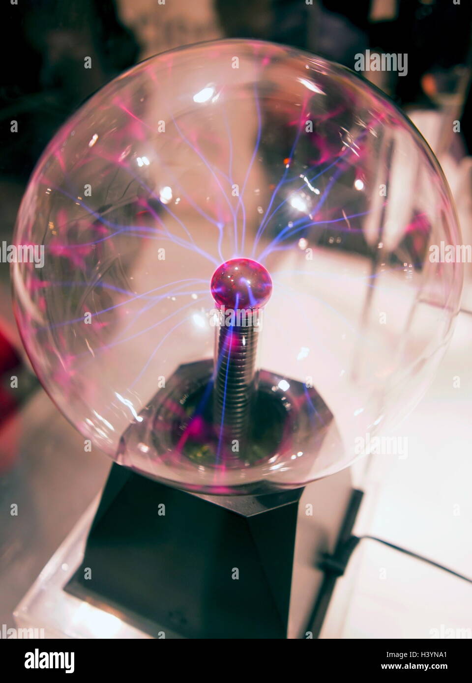 Globe Plasma, également appelée lampe à plasma, une sphère de verre transparent rempli d'un mélange de gaz nobles avec une électrode à haute tension dans le centre. En date du 20e siècle Banque D'Images