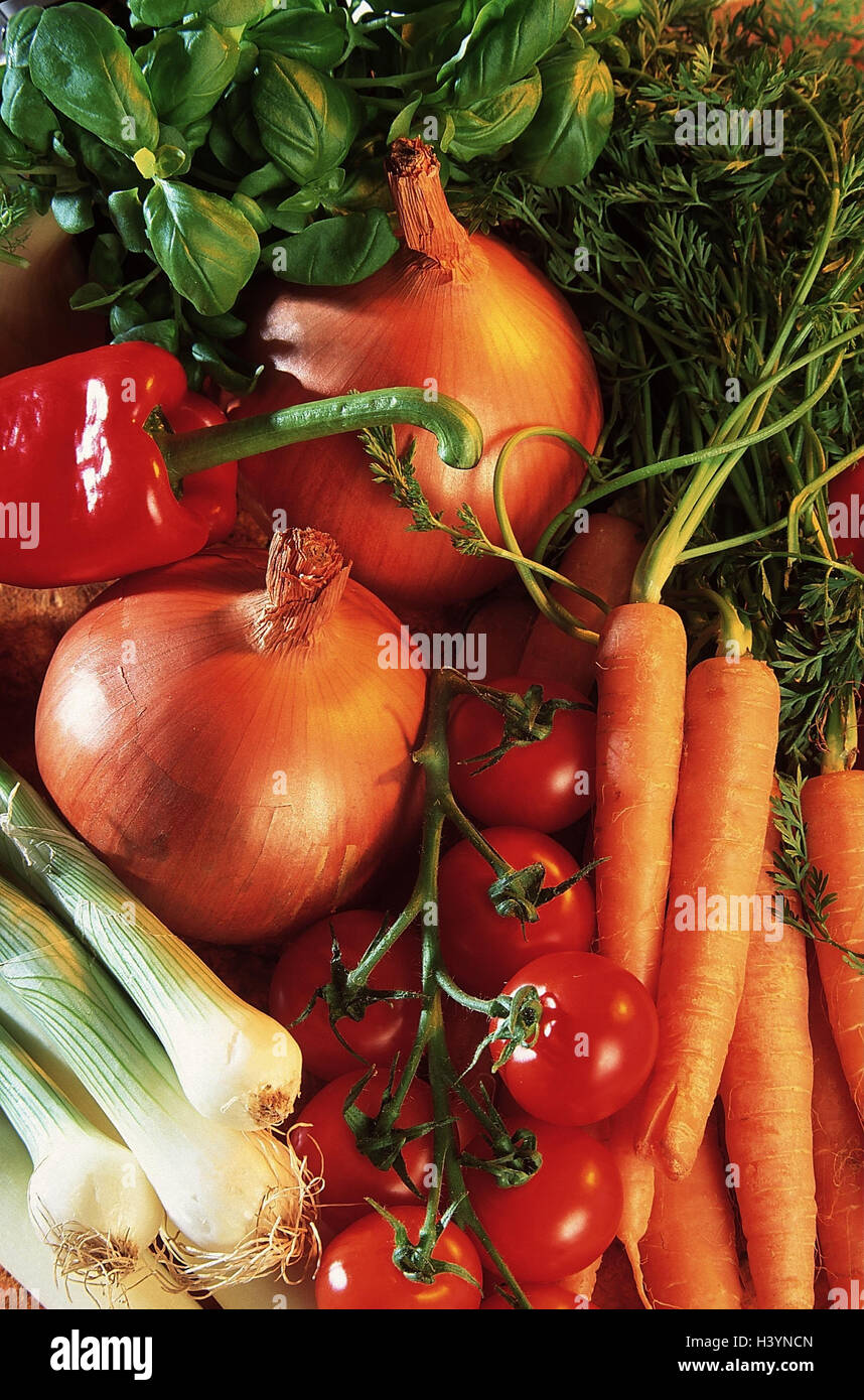 Les légumes, les trie, d'une manière différente, poireaux, tomates, oignons, piments rouges, basilic, carottes, la nutrition, la santé, les vitamines, de l'alimentation Banque D'Images