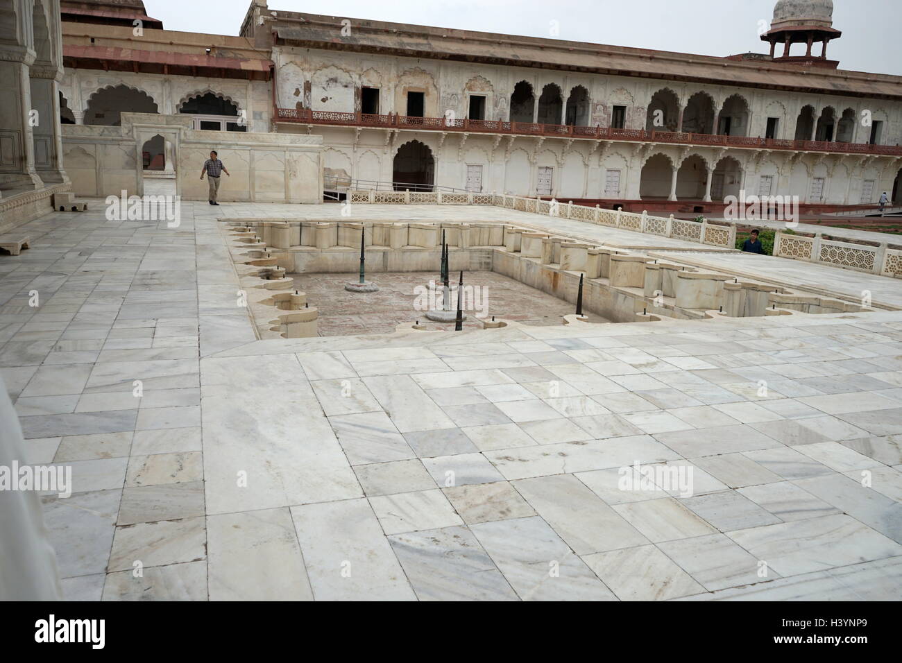 Vue sur le Fort d'Agra, l'ancienne résidence impériale de la dynastie moghole, il a été utilisé pour maintenir le Shah Jahan en résidence surveillée par son fils Aurangzeb. Agra, Inde. En date du 21e siècle Banque D'Images