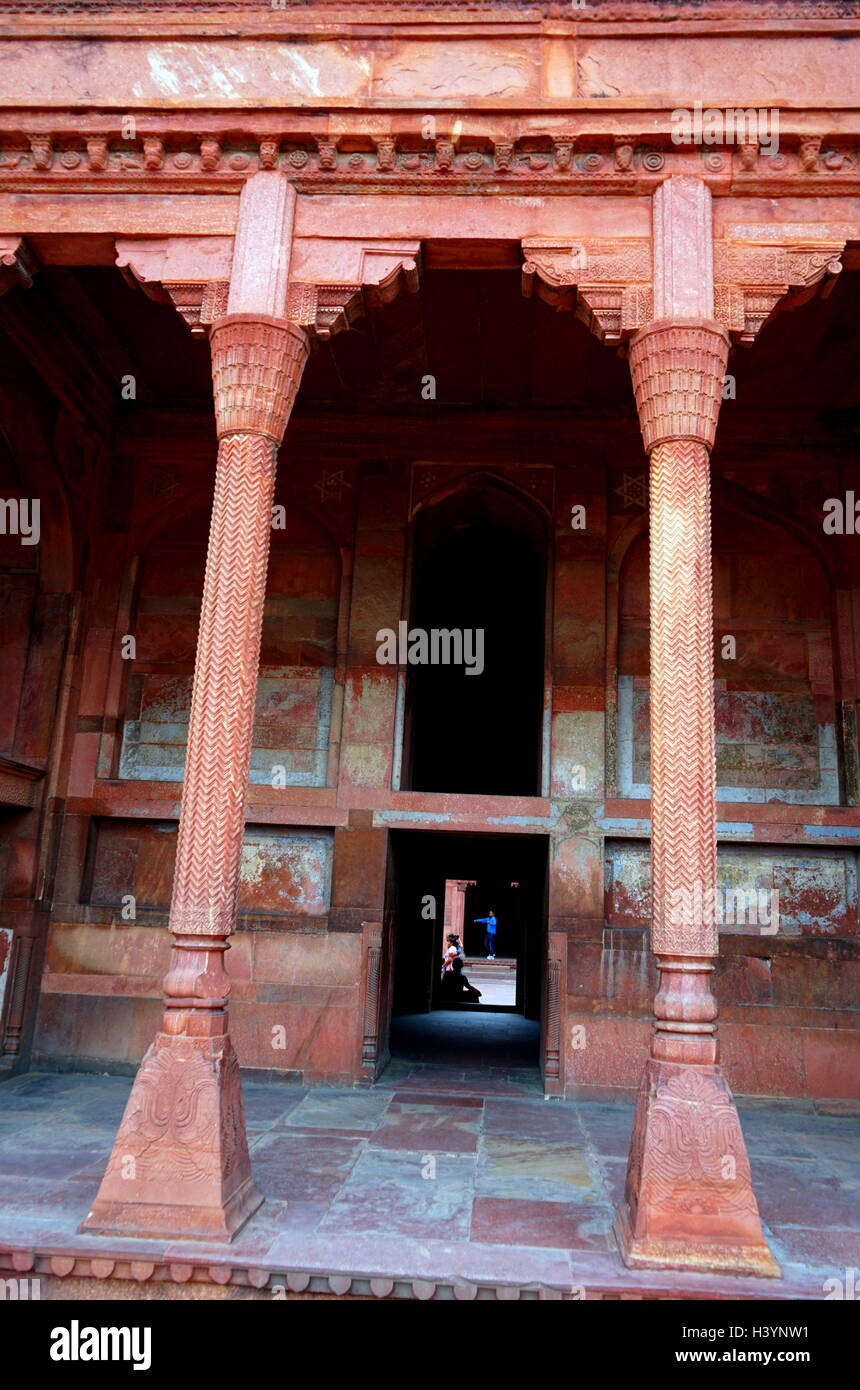 Vue sur le Fort d'Agra, l'ancienne résidence impériale de la dynastie moghole, il a été utilisé pour maintenir le Shah Jahan en résidence surveillée par son fils Aurangzeb. Agra, Inde. En date du 21e siècle Banque D'Images