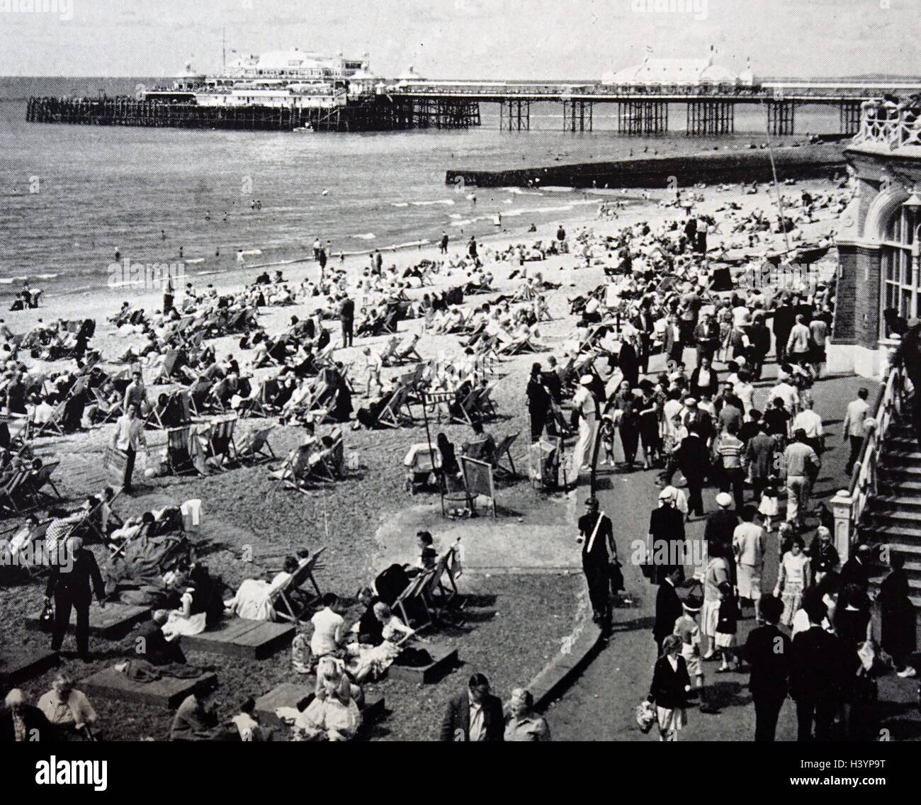 Photo de touristes à la West Pier de Brighton à la veille de la Banque août Maison de vacances. En date du 20e siècle Banque D'Images