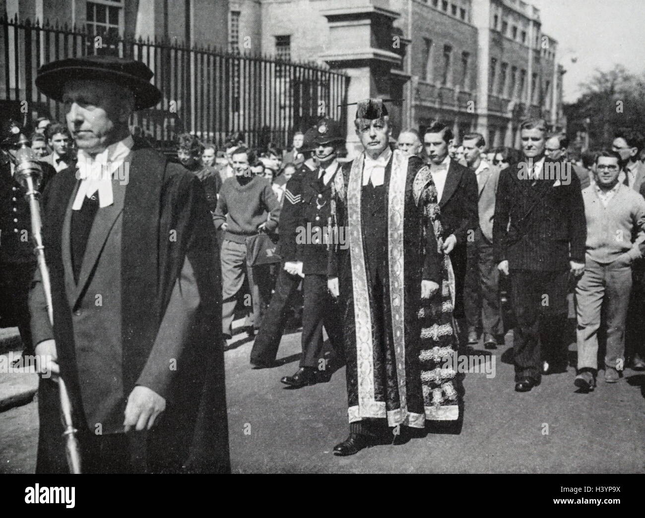 Photographie de l'ancien premier ministre Harold Macmillan (1894-1986) marche de la Sheldonian Theatre. En date du 20e siècle Banque D'Images