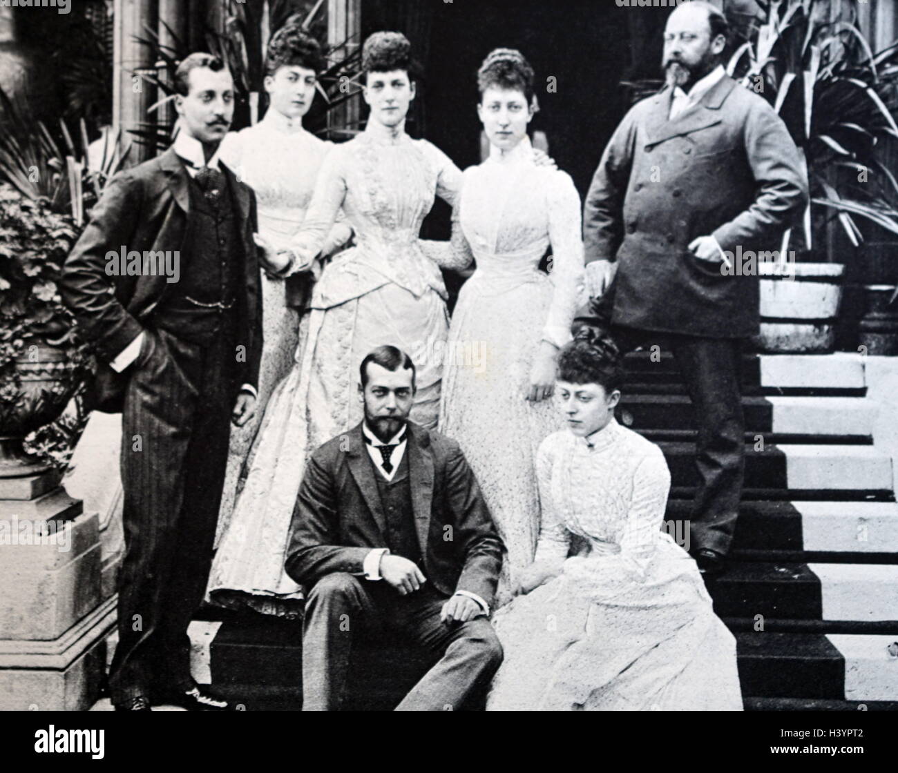 Famille royale britannique en 1892. De gauche à droite debout : le Prince Albert, duc de Clarence, Maud de Galles (plus tard la reine de Norvège) ; La Reine Alexandra ; Louise, princesse royale, Prince (futur roi Édouard VII). De gauche à droite assis : Prince (plus tard le roi George V, la Princesse Victoria ; Banque D'Images