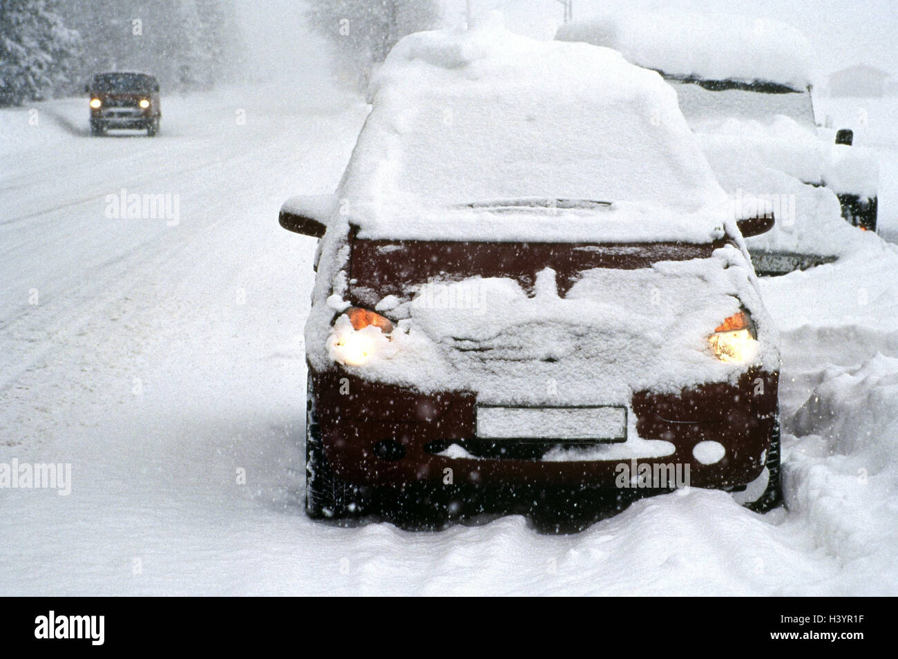 Winters, autoroute fédérale, la circulation, la route couverte de neige, route, voiture de tourisme, autobreakdown, 'Kennz unkenntlich.make' rue d'hiver, le trafic, les relations de l'hiver, rue, la circulation automobile, voiture, ventilation, feux de détresse, neige, mauvaise vue, Aufblendlicht Banque D'Images