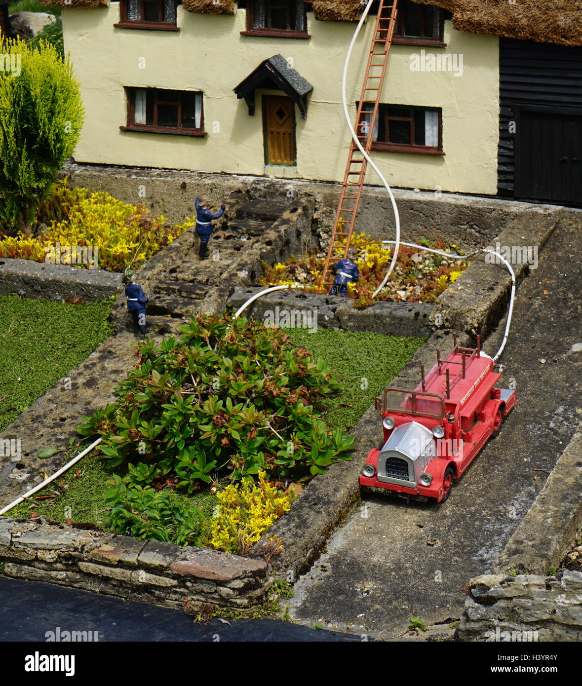 Véhicules d'incendie lors d'un incendie, représentés dans le village modèle de Bekonscot à Beaconsfield, dans le Buckinghamshire, en Angleterre, est le plus ancien village modèle original dans le monde. Elle décrit les aspects de l'Angleterre pour la plupart datant des années 1930. Banque D'Images