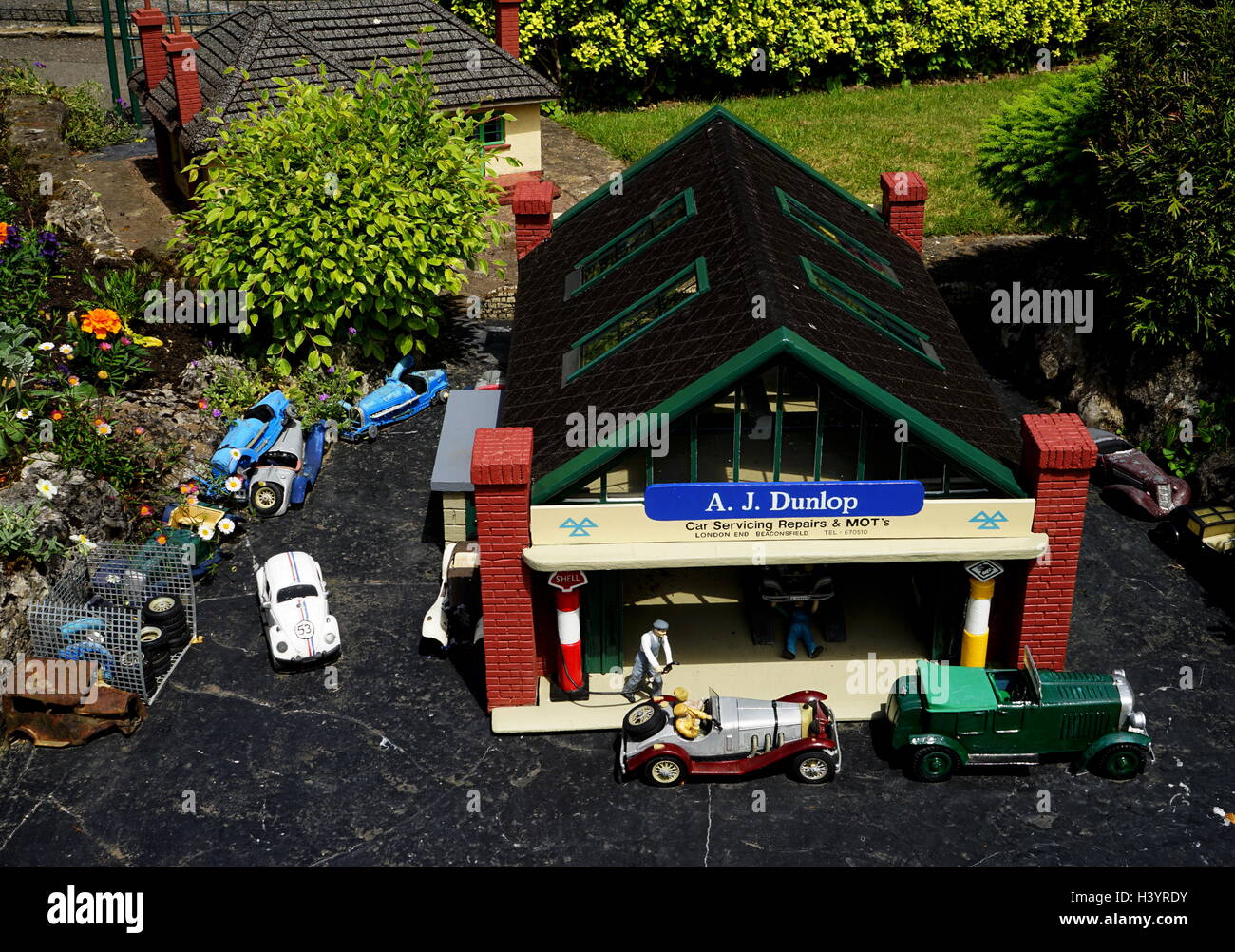 Atelier de réparations automobiles Village et garage à Bekonscot à Beaconsfield, dans le Buckinghamshire, en Angleterre, le plus ancien village modèle original dans le monde. Elle décrit les aspects de l'Angleterre pour la plupart datant des années 1930. Banque D'Images