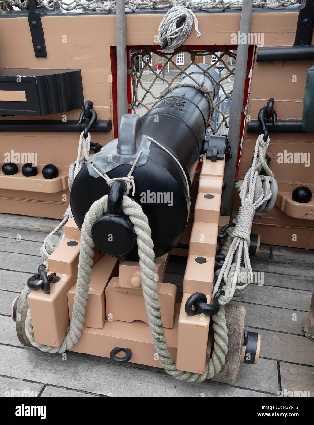 Cannon sur le pont du HMS Victory est un 104-gun des navire de la ligne de la Marine Royale, commandée en 1758, prévue en 1759 et lancé en 1765. Il est surtout connu comme seigneur le vaisseau amiral de Nelson à la bataille de Trafalgar en 1805. Banque D'Images