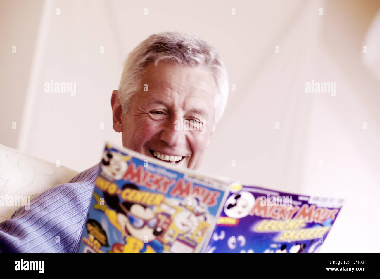 Canapé, senior, bande dessinée, lire, heureux, homme, sourire 55 - 65 ans, moyenne vieille personne, meilleur âge, bien sûr, la bande dessinée, histoires en images, 'Micky' Souris, fun, entertainingly, joie, gaieté, l'activité, Jung-solde, temps de loisirs, de plaisir, à l'intérieur, de 50 à 60 ans, 60-70 ans, Banque D'Images