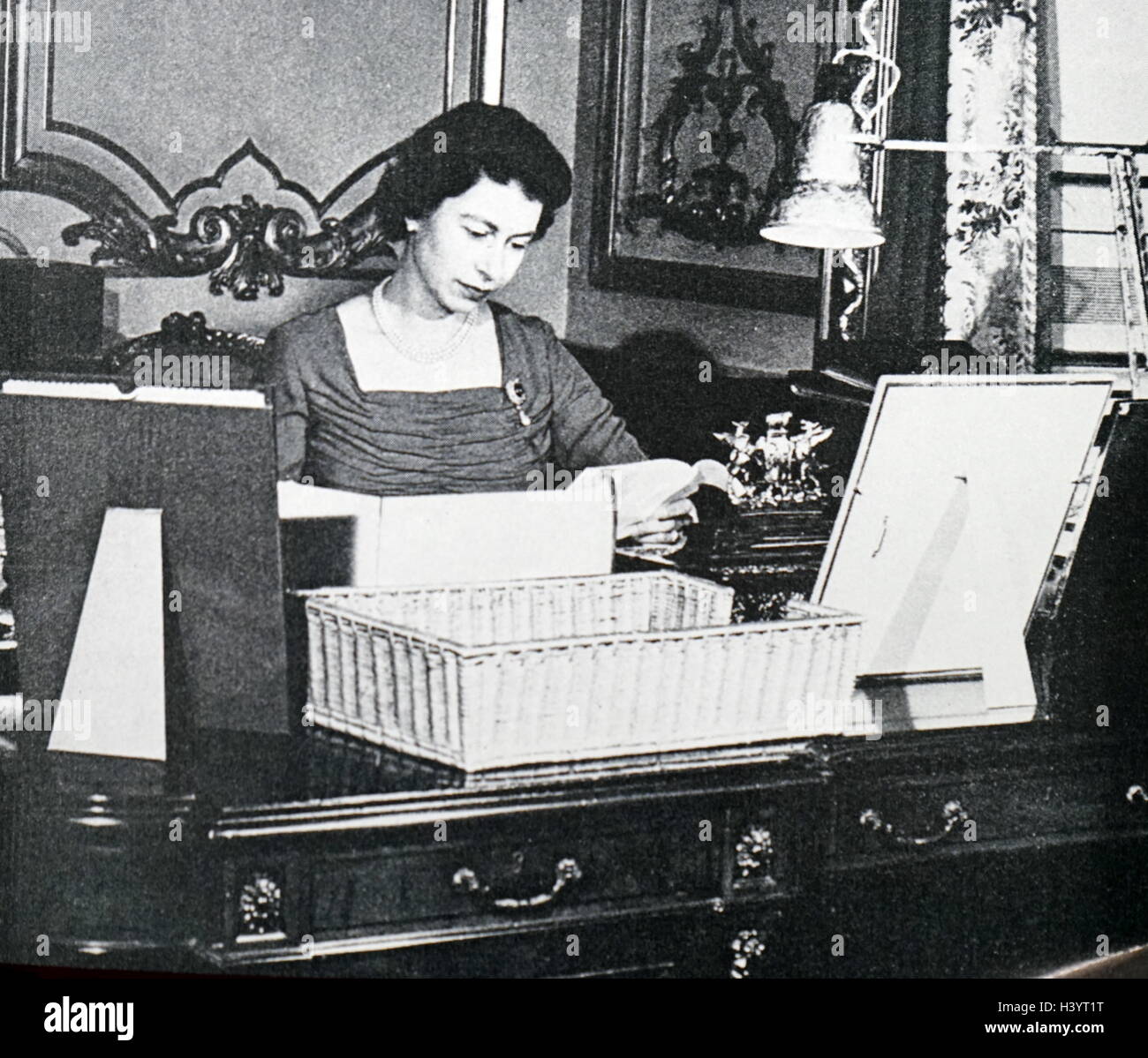 Photographie de la reine Elizabeth II (1926) - à son bureau. En date du 20e siècle Banque D'Images