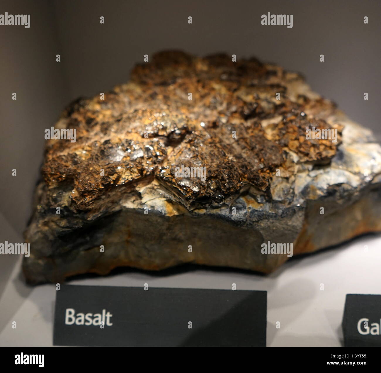 Un échantillon de basalte, de couleur sombre, à grain fin, de roche ignée composée principalement de plagioclase et de pyroxène de minéraux. En date du 21e siècle Banque D'Images