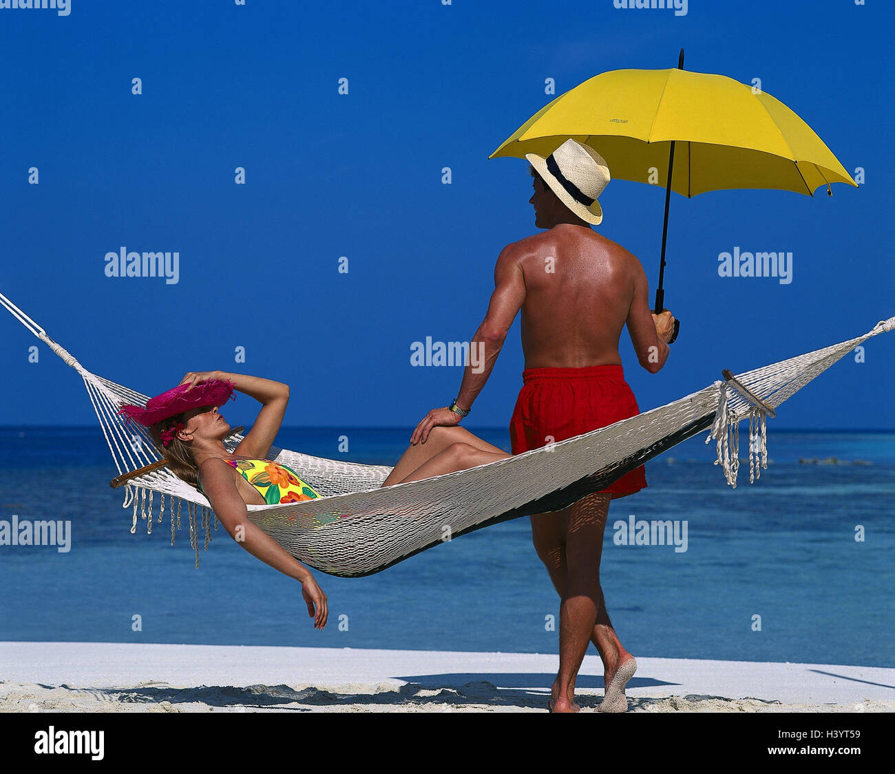 Couple, hamac, plage, vacances, loisirs, femme, mensonge, take it easy, vacances de rêve, reste, être paresseux, l'homme, les soins, l'écran d'affichage, chapeau de paille, parasol, crème solaire, mer, repos, plage, Banque D'Images