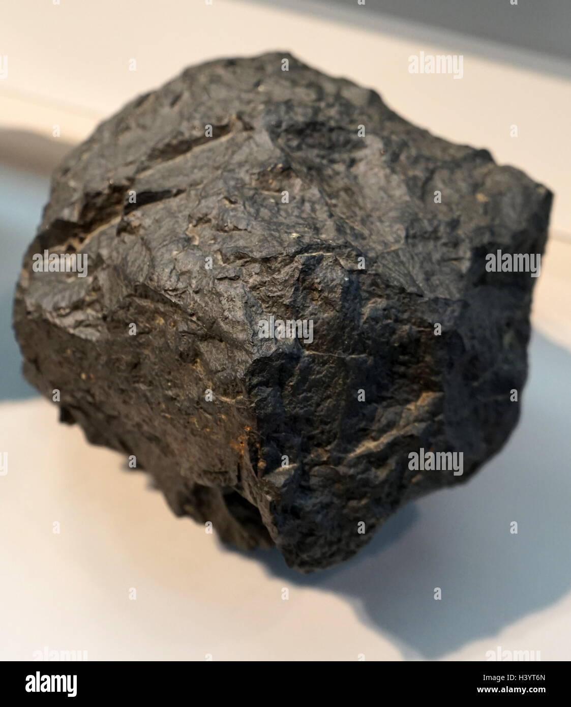 Un échantillon de basalte océanique, une couleur sombre, à grain fin, de roche ignée composée principalement de plagioclase et de pyroxène de minéraux. En date du 21e siècle Banque D'Images