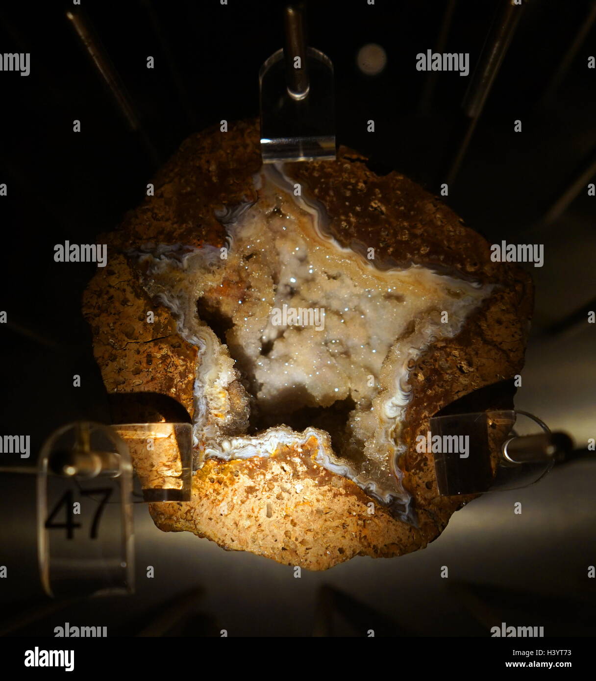 Un échantillon d'une étoile geode, avec une cavité en forme d'étoiles entourées d'une agate grise et bordée de petits cristaux de quartz. En date du 21e siècle Banque D'Images