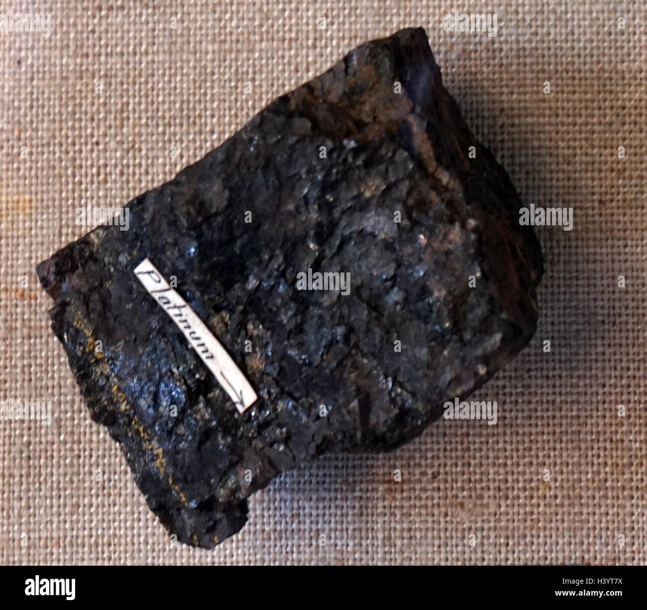 Un échantillon de dunite, un vert à brun roche ignée à grain grossier et composée en grande partie de l'olivine. En date du 21e siècle Banque D'Images