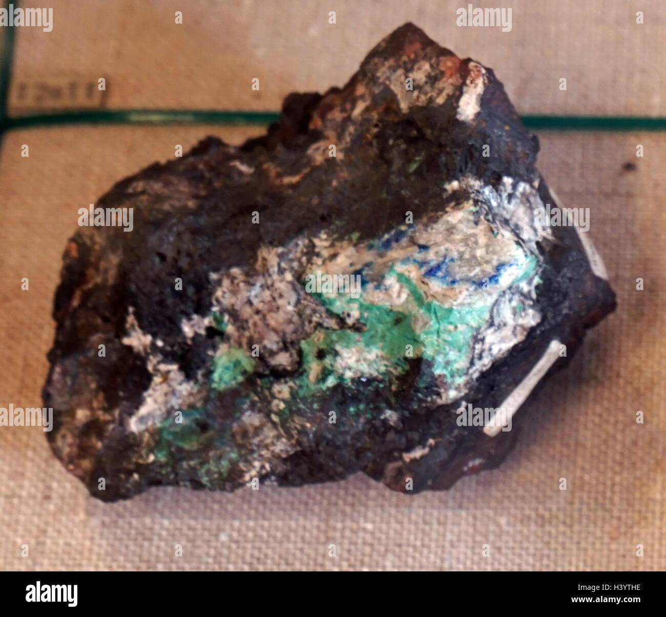 Échantillon de la limonite, un minéral secondaire brun amorphe composé d'un mélange d'oxydes ferriques hydratés, aussi important qu'un minerai de fer. En date du 21e siècle Banque D'Images