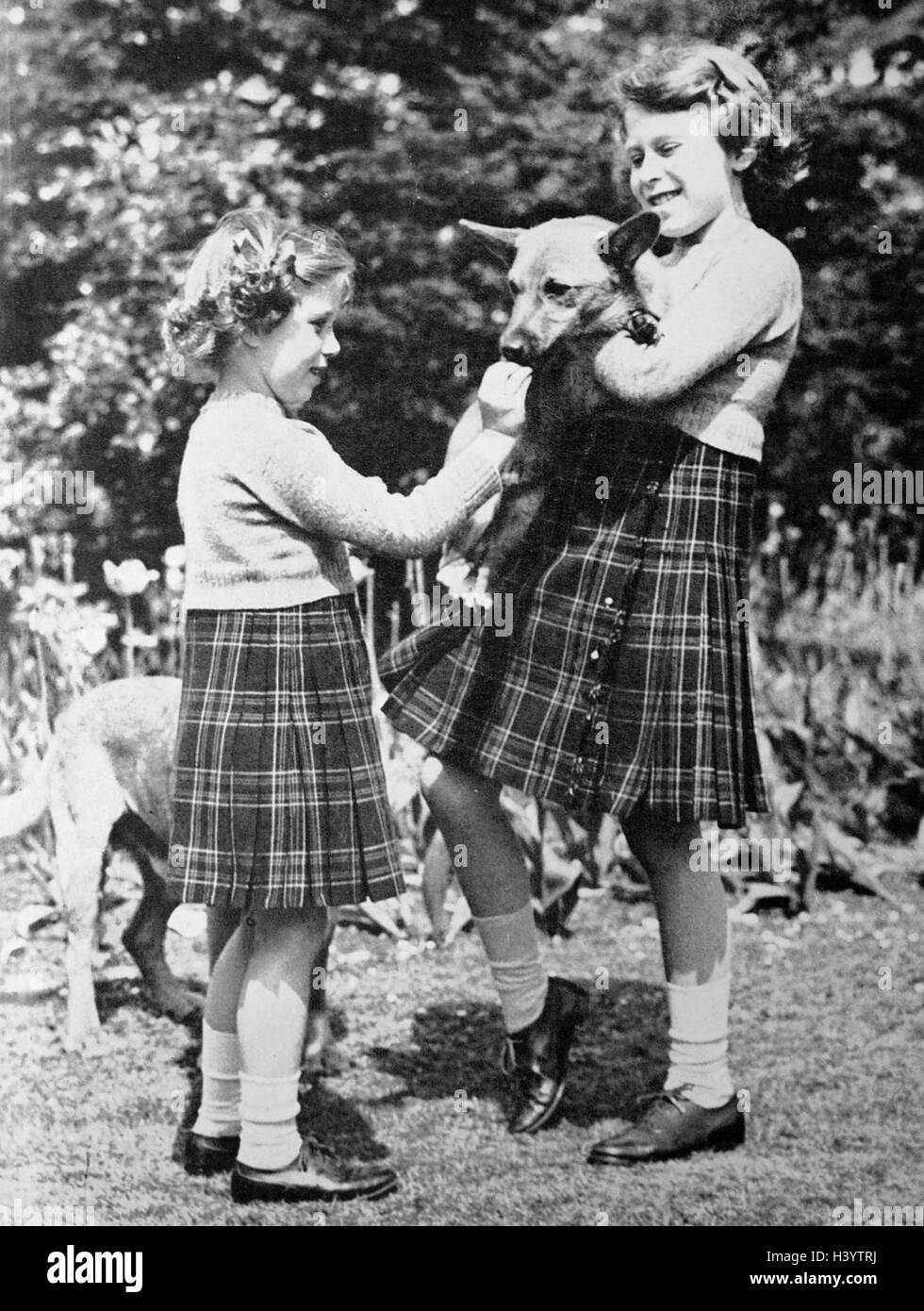 Photographie de la reine Elizabeth II (1926) - et de la princesse Margaret (1930-2002). En date du 20e siècle Banque D'Images