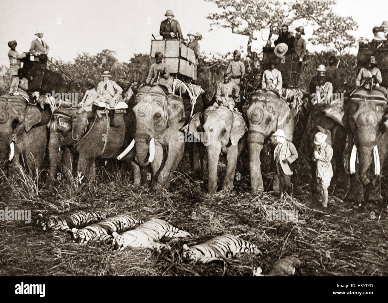 Photographie du roi George VI (1895-1952), Roi du Royaume-Uni et des Dominions du Commonwealth britannique, sur une expédition de chasse au Népal. En date du 20e siècle Banque D'Images