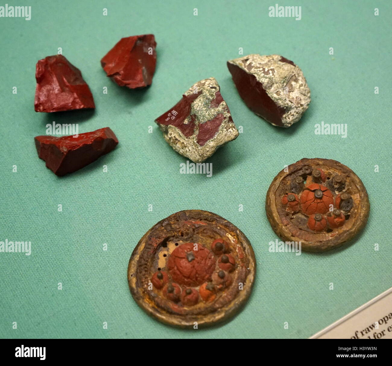 Les disques décoratifs constitués de verre opaque rouge, monté sur une plaque de bronze entouré de clous de fer. En date du 2e siècle avant J.-C. Banque D'Images
