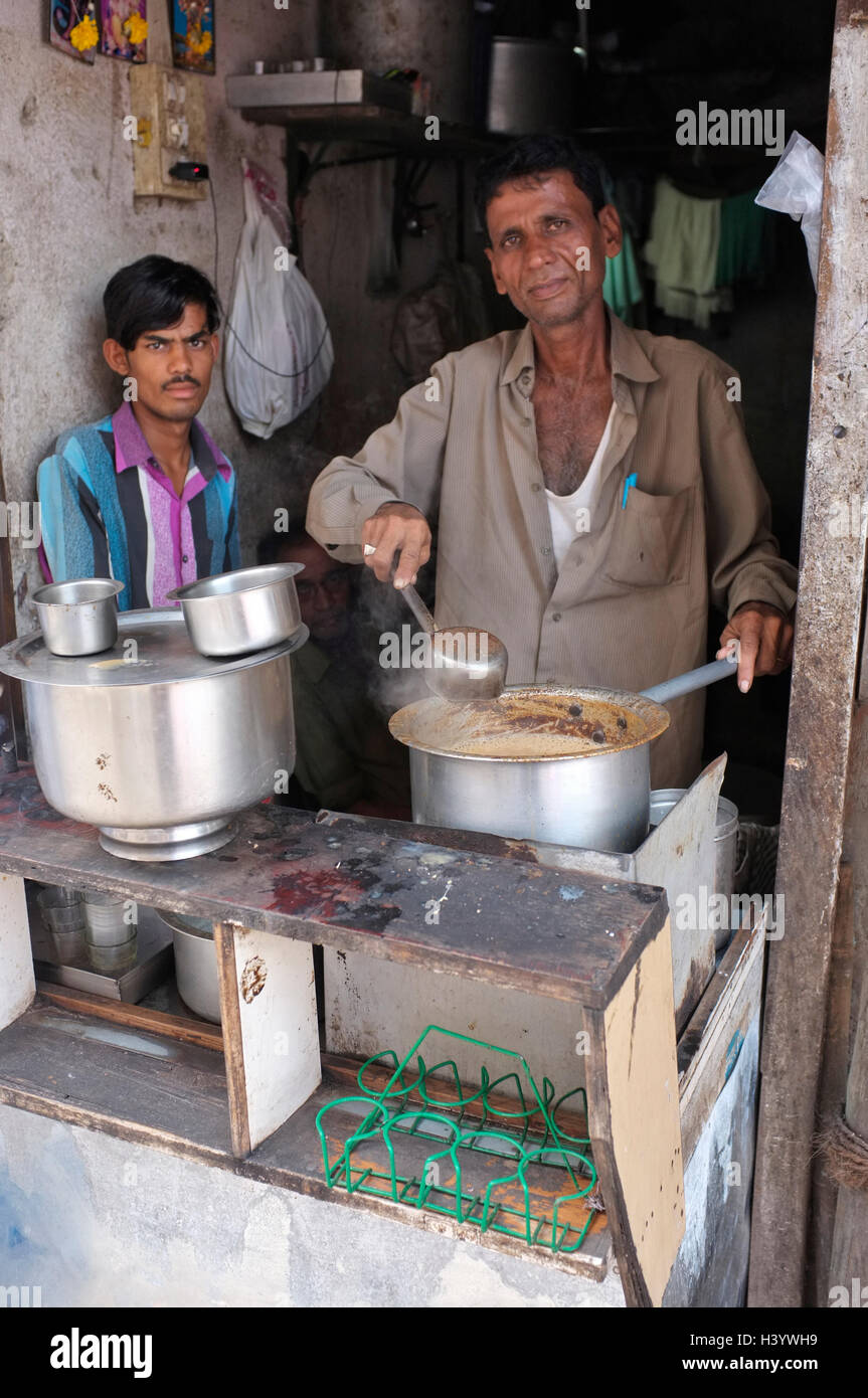 L'alimentation de rue et scènes de rue à Mumbai, Maharashtra, Inde. un chai masala stall Banque D'Images