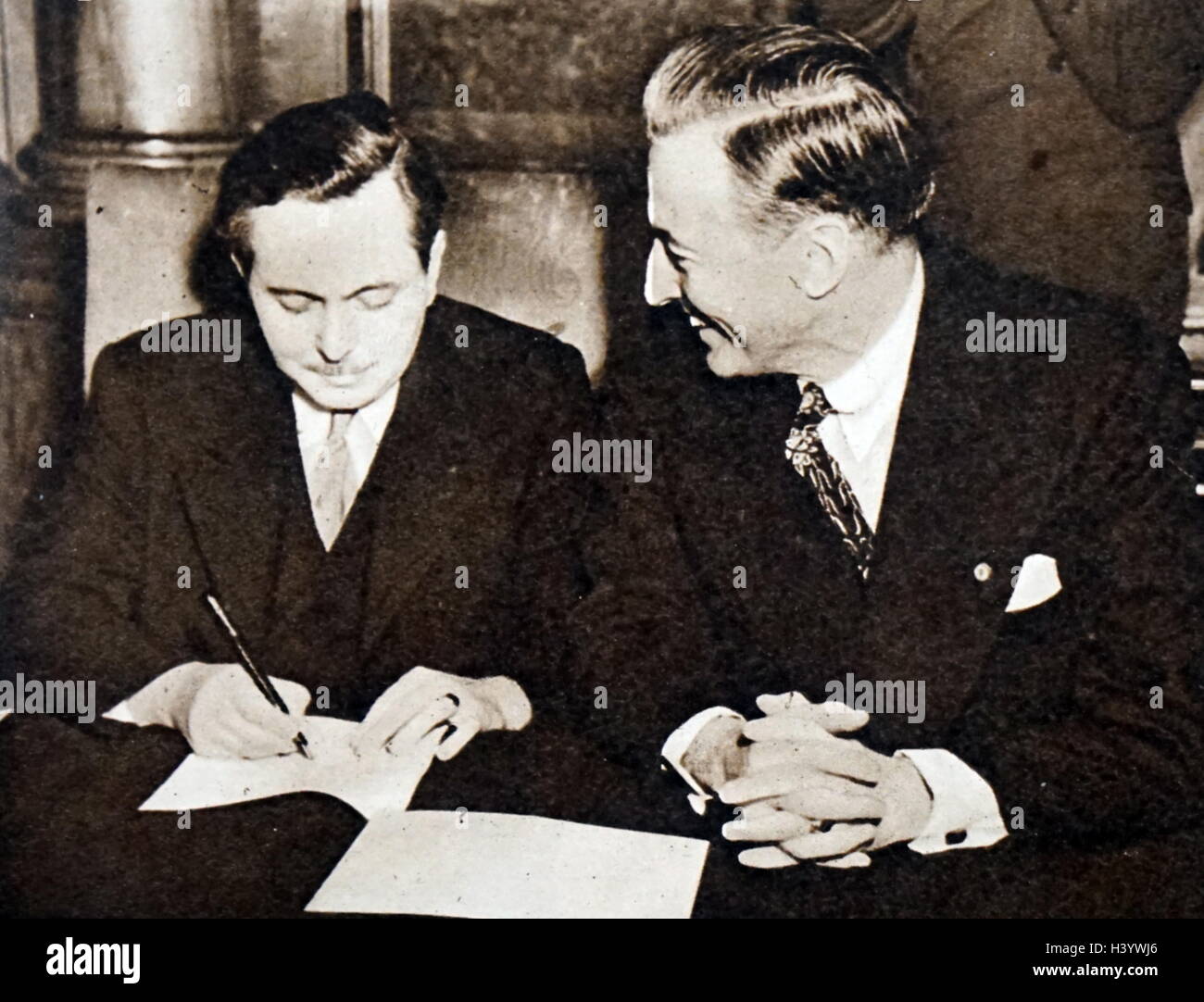 Photo de Harold Wilson (1916-1995) et Eric Johnston (1896-1963) la signature de l'accord qui autorise l'exportation de films américains au Royaume-Uni. En date du 20e siècle Banque D'Images