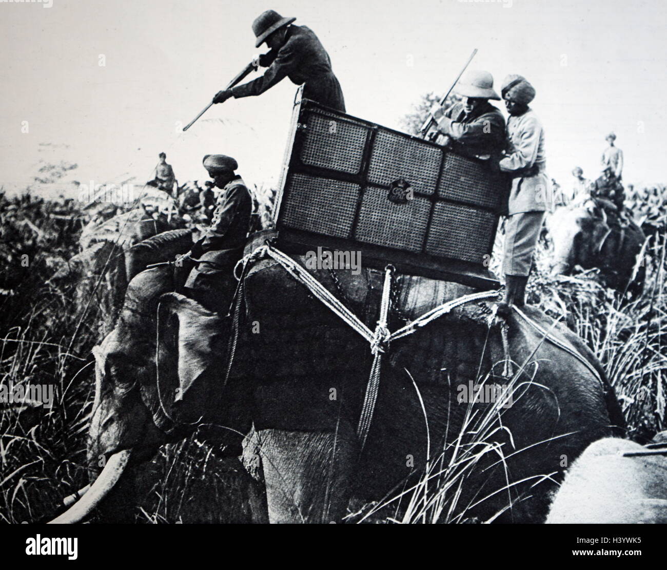 Photographie du roi George VI (1895-1952), Roi du Royaume-Uni et des Dominions du Commonwealth britannique, sur une expédition de chasse au Népal. En date du 20e siècle Banque D'Images