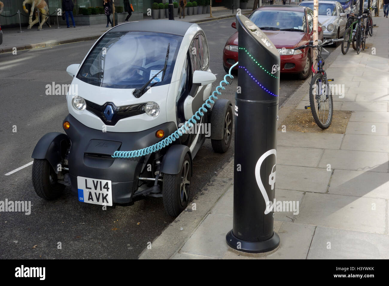 La voiture électrique d'être facturés à un point de tarification routière, UK Banque D'Images