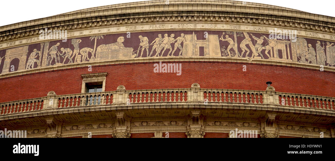 Le Royal Albert Hall est une salle de concert à South Kensington, Londres. Il a une capacité de 5 272 sièges. Depuis son ouverture par la reine Victoria en 1871, le leader mondial des artistes de plusieurs genres de performances sont apparus sur son stade. La salle était initialement censé avoir été appelé le hall central des Arts et des sciences, mais le nom a été changé pour le Royal Albert Hall of Arts and Sciences par la reine Victoria lors de la pose de première pierre du Hall en 1867, en mémoire de son mari consort, le Prince Albert qui est mort six ans plus tôt. Banque D'Images