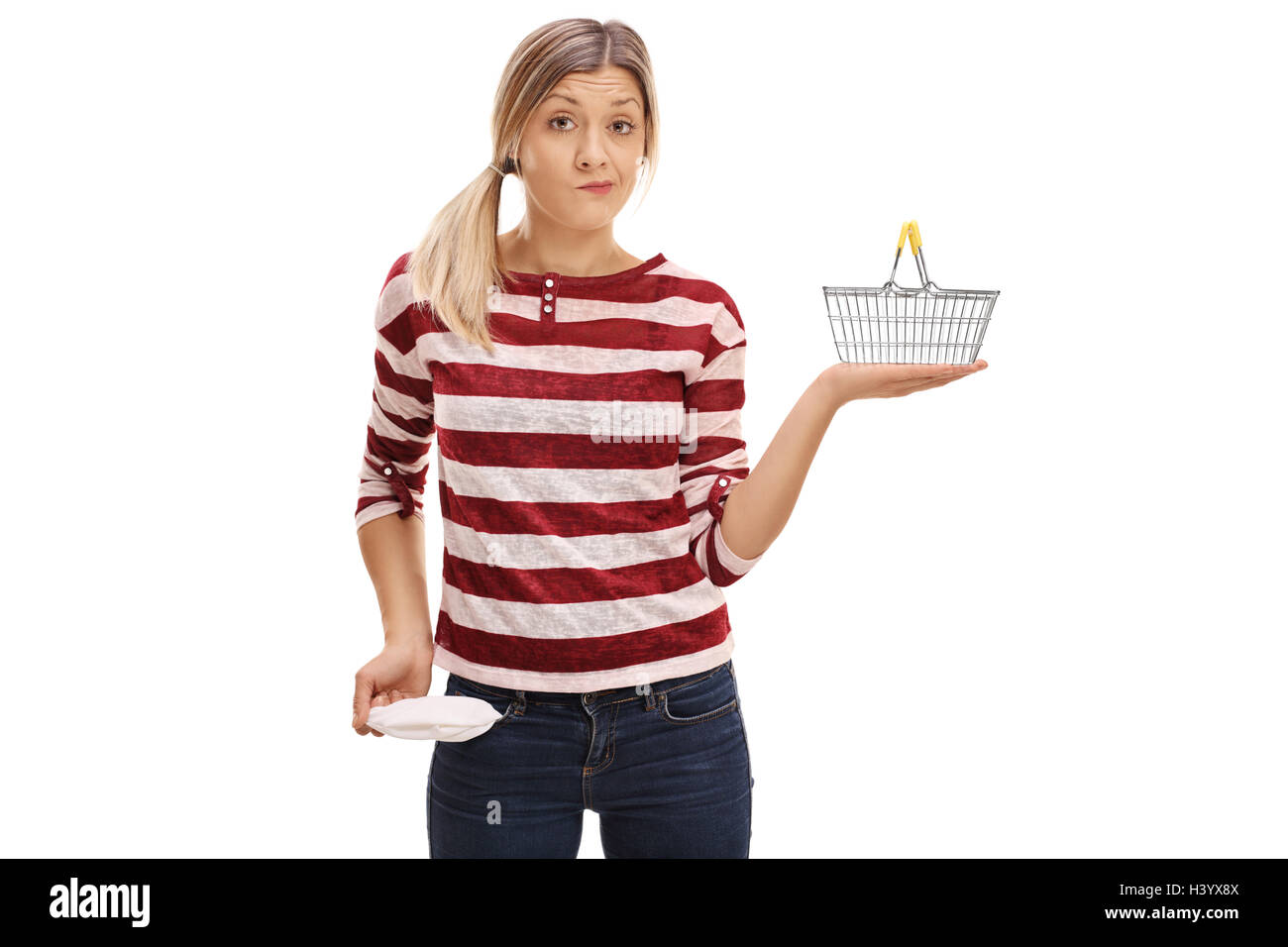 Femme se montrant sa poche vide et tenant un petit panier vide isolé sur fond blanc Banque D'Images