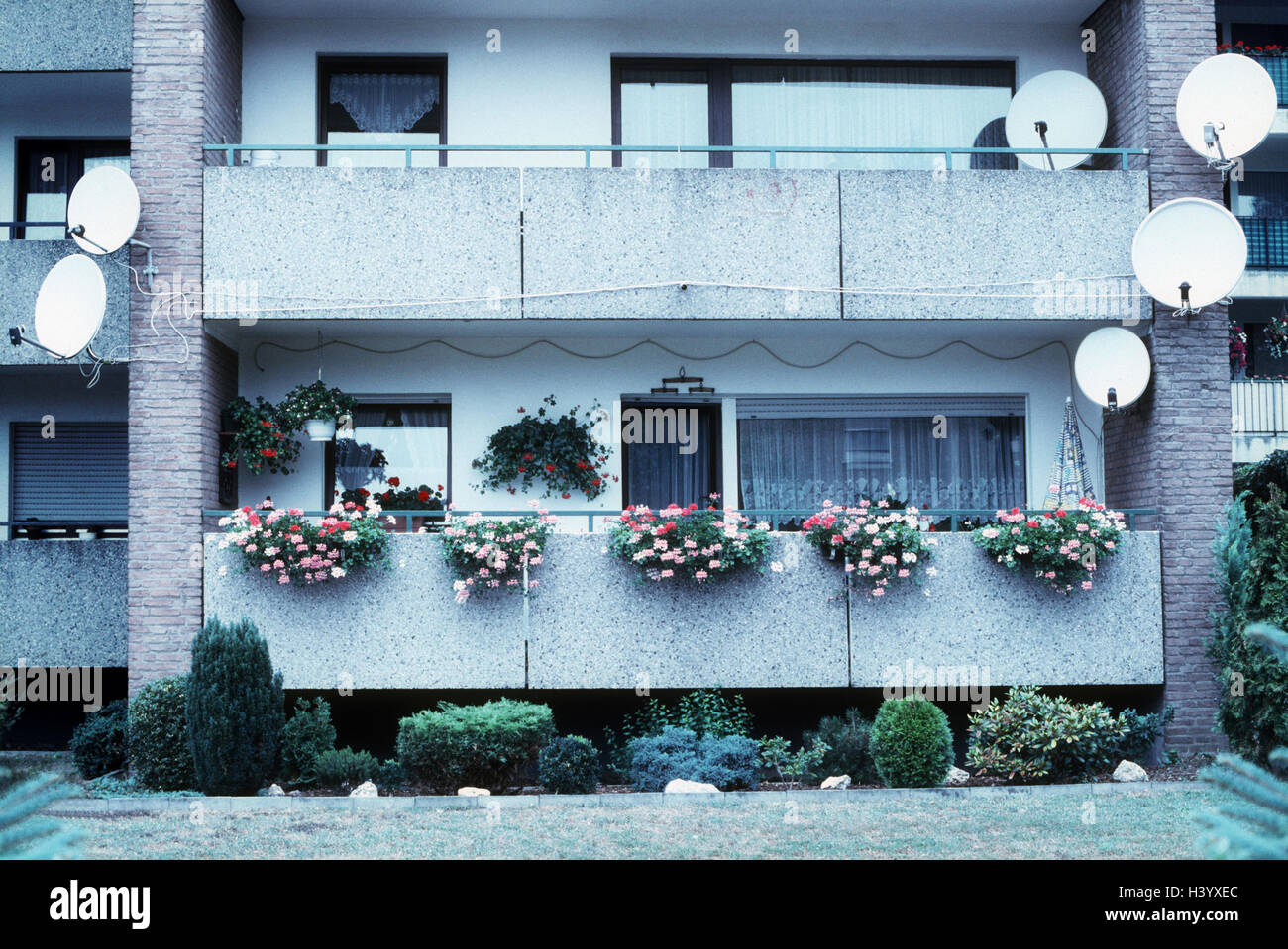 L'Allemagne, en Rhénanie du Nord-Westphalie, Neuss, maison d'habitation, détail, d'un balcon, des bols d'élite, les bâtiments, bloc d'appartements, bloc d'appartements, immeuble, appartements, balcon, d''une salle de réception, salle de réception, receivings, l'abondance, l'ennui, Spießigkeit, quartier, vol quotidien, fleurs, décoration florale, la petite bourgeoisie, les petits bourgeois, de façon conservatrice, gris, morne, conformité, urbain vit, vie quotidienne Banque D'Images