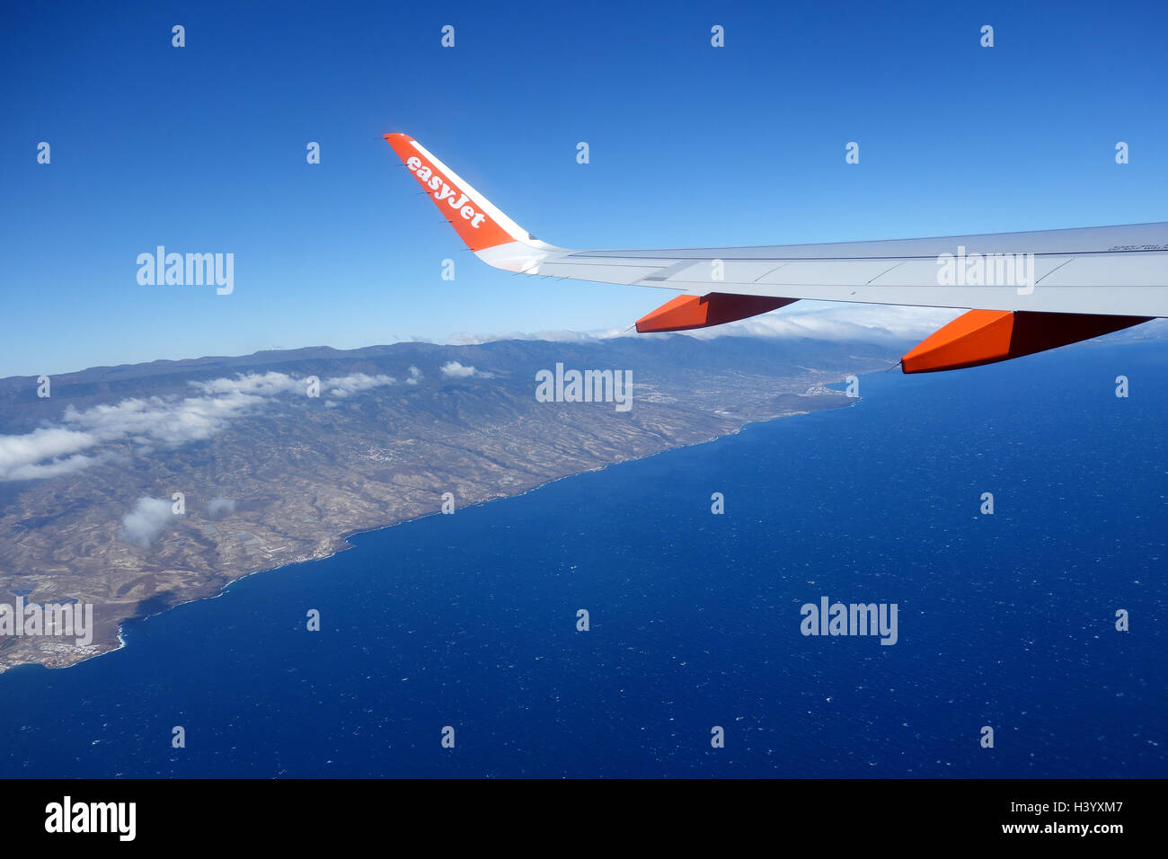 Statistiques passagers avion en vol au-dessus de Tenerife, EasyJet logo sur aile d'avion Banque D'Images