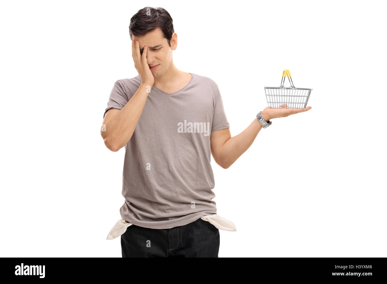Déprimé homme posant avec un petit panier vide et tenait la tête dans l'incrédulité isolé sur fond blanc Banque D'Images