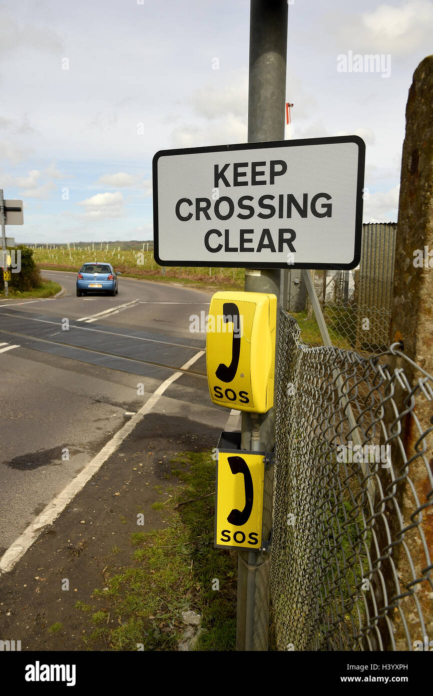 "Passage à niveau", passage à niveau passage à niveau, train routier, passage à niveau avec barrières, UK Banque D'Images