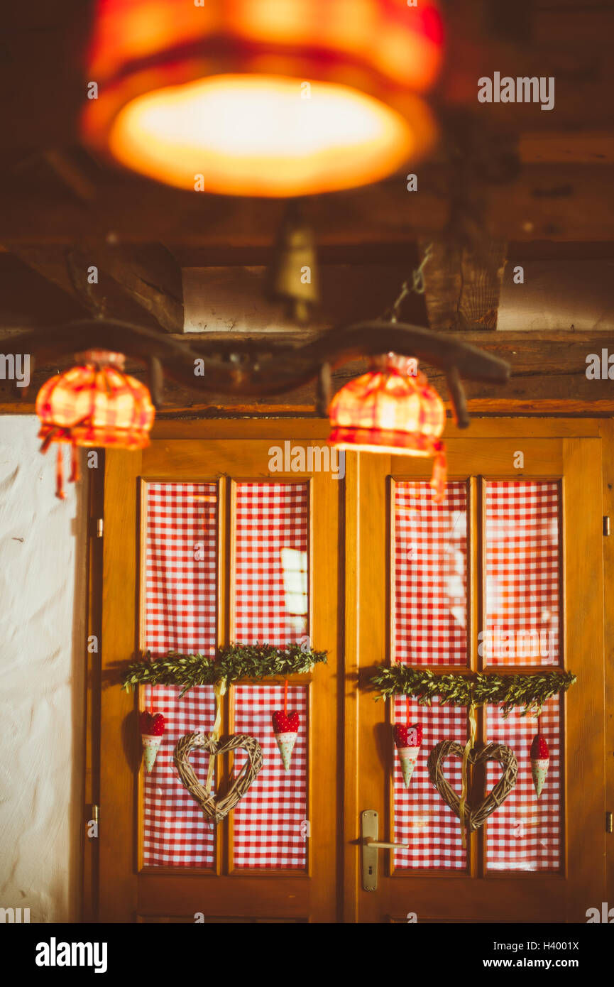 Fenêtres en bois avec des décorations de Noël, Allemagne Banque D'Images