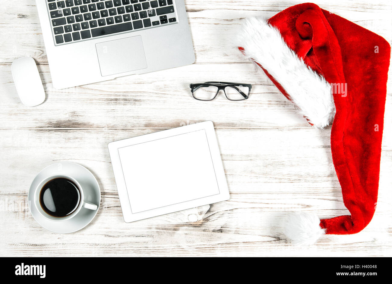 Travail de bureau avec tasse de café et décoration de Noël. Concept des congés. Mise à plat avec spyce pour votre image ou t Banque D'Images