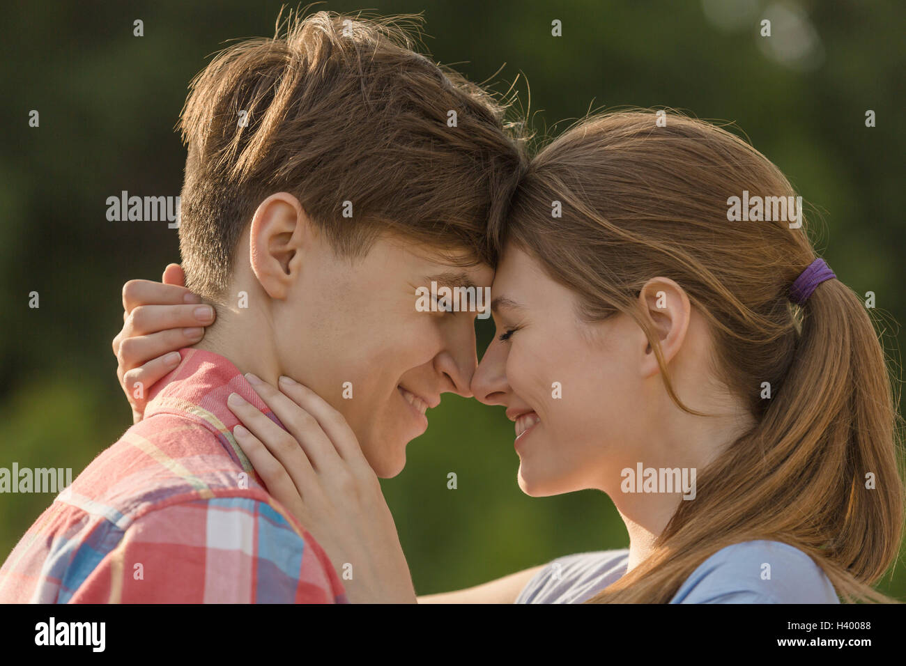 Close-up of romantic couple aimant debout face à face avec les yeux fermés Banque D'Images