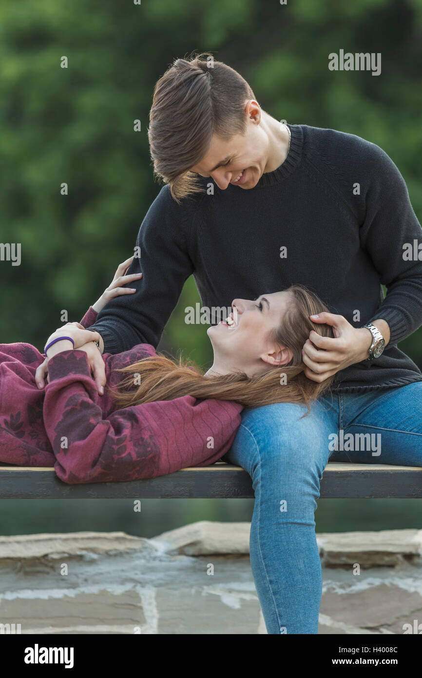 Woman lying on boyfriend's lap à park Banque D'Images