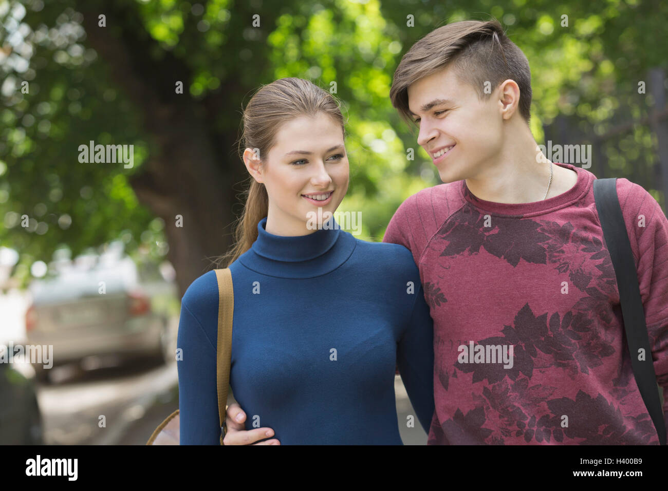 Heureux couple aimant avec les bras autour de l'autre Banque D'Images