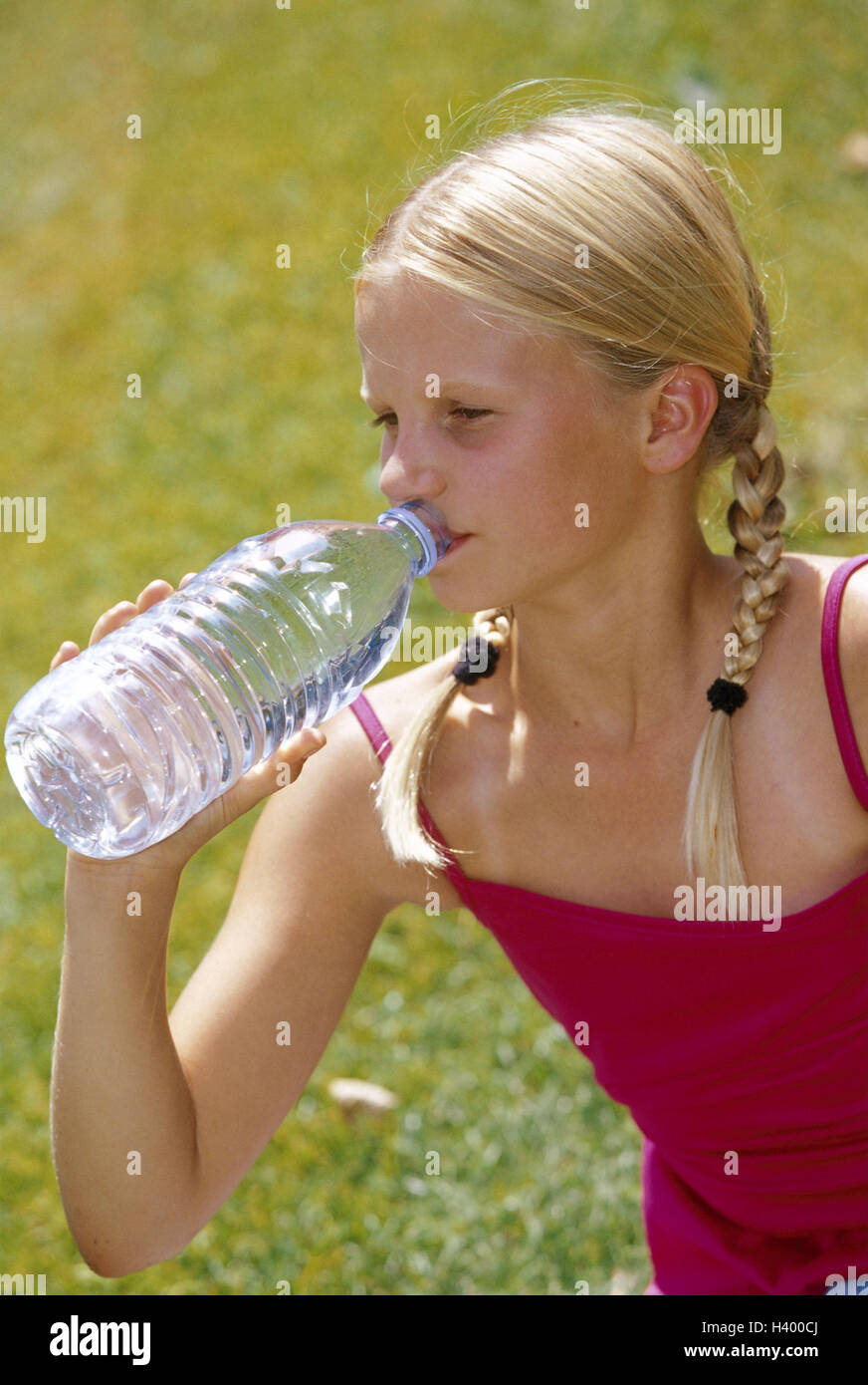 Pré, girl, une bouteille d'eau, un verre de 12 ans, les adolescents, les filles de l'adolescent, enfant, blond, bien sûr, de naturel, de tresses, bouteille en plastique, de l'eau minérale, l'eau, de soif, de rafraîchissements, de boissons gazeuses, de refroidissement, de l'été, à l'extérieur Banque D'Images