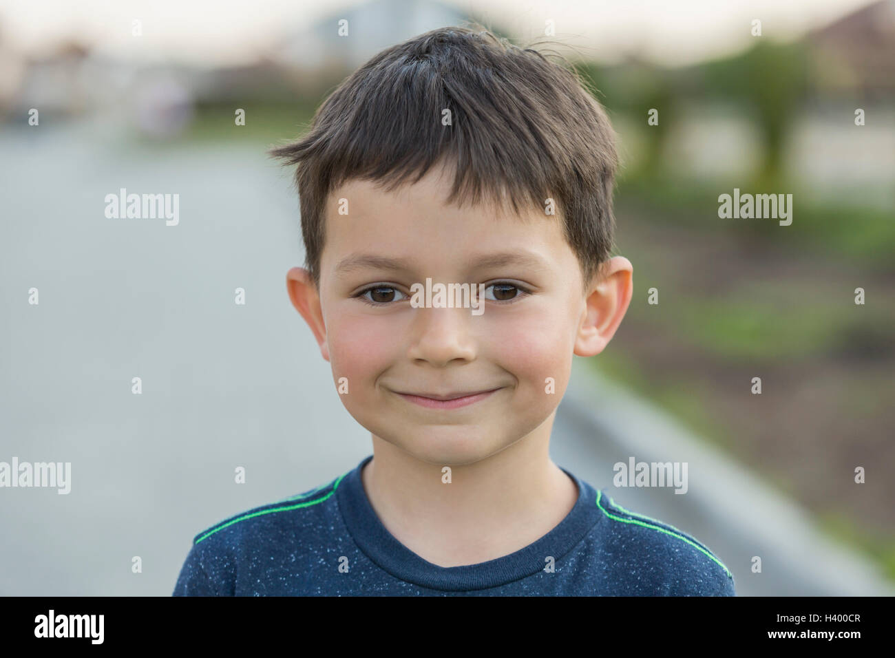 Portrait of smiling boy standing at road Banque D'Images