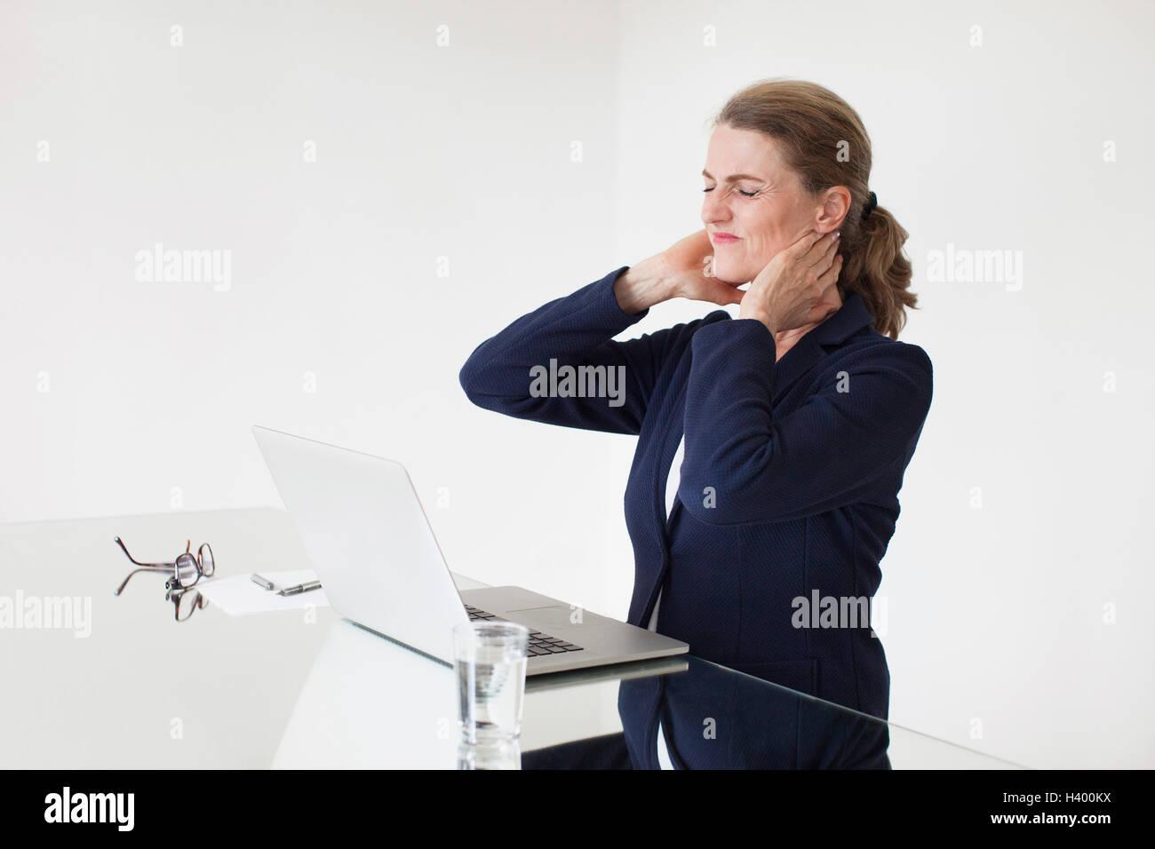 Two businesswomen souffrant des douleurs du cou tout en travaillant au bureau bureau Banque D'Images