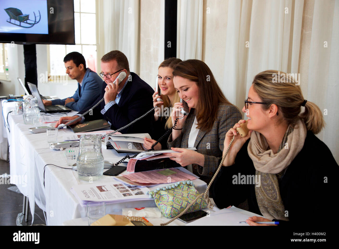 Adams Fine Art auctioneers le personnel téléphones au cours de leur pays, la vente des collections Townley Hall, Irlande Banque D'Images