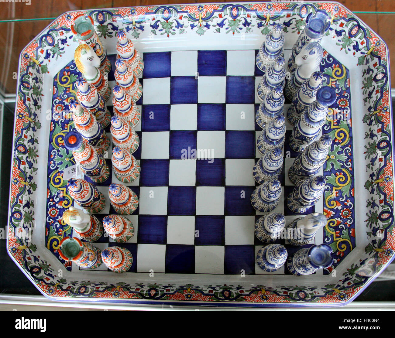 20e c le jeu d'échecs de faïence française vendu par Adams à leur pays, la vente des collections de Townley, Co Louth Banque D'Images
