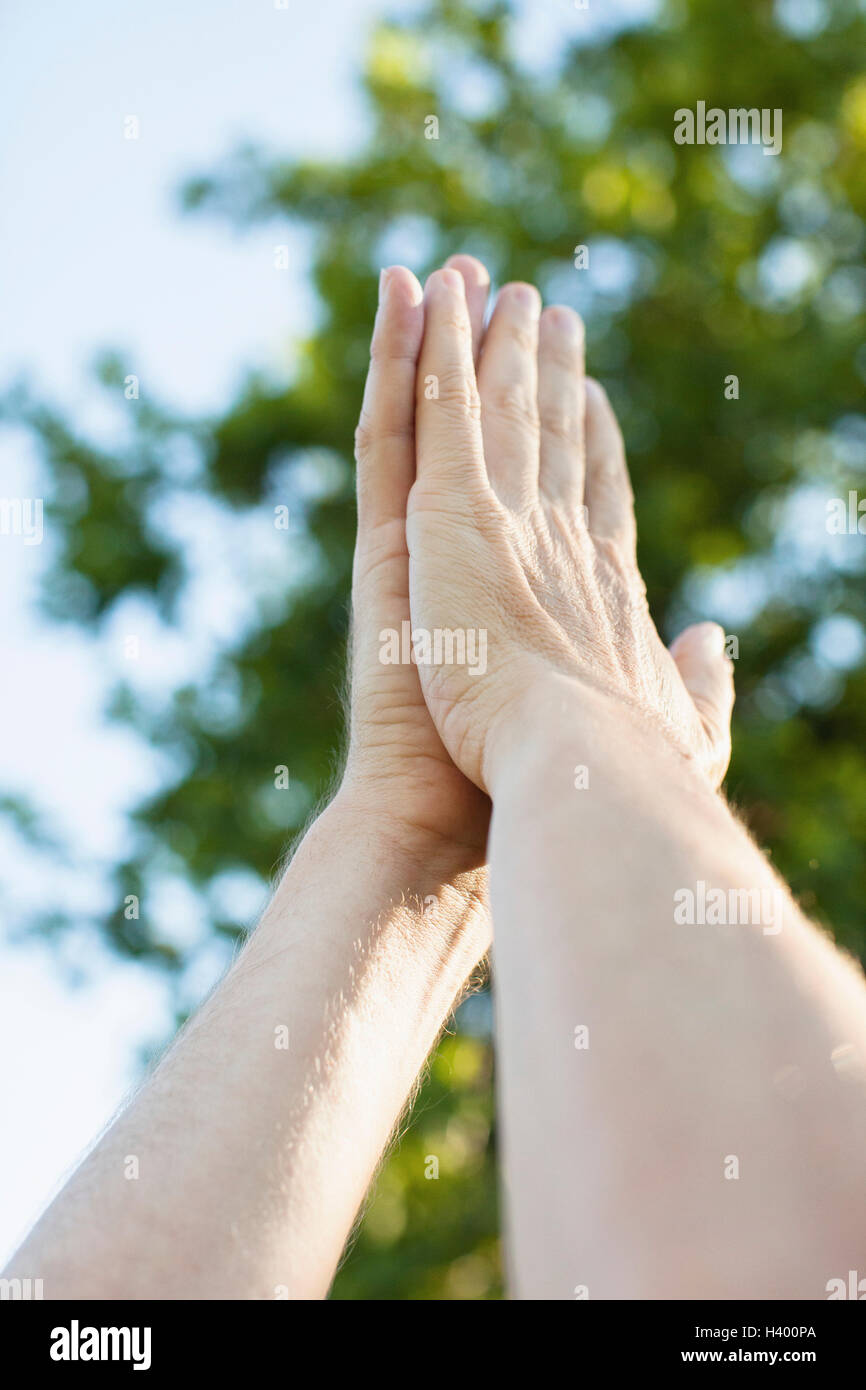 Image recadrée de les mains jointes en position de prière Banque D'Images