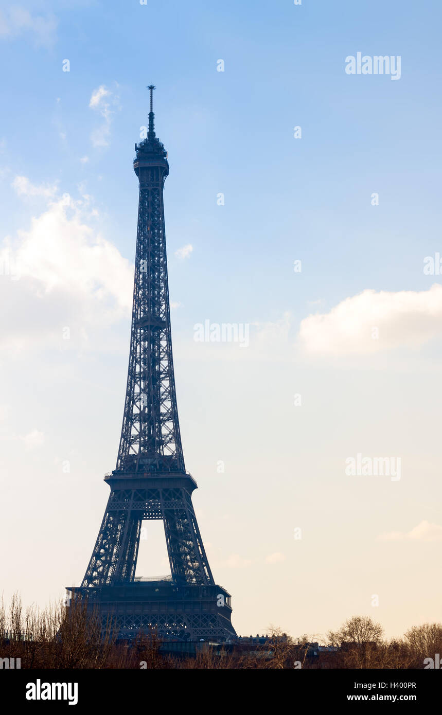 Vue sur la Tour Eiffel avec ciel bleu et nuages Banque D'Images