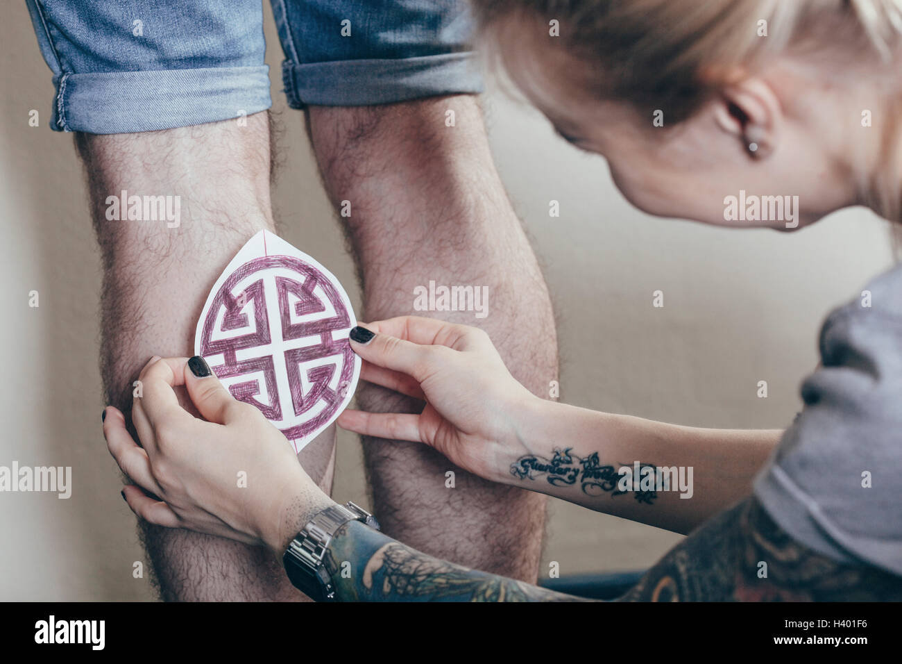 L'impression de tatouage artiste design violet des jambe Banque D'Images