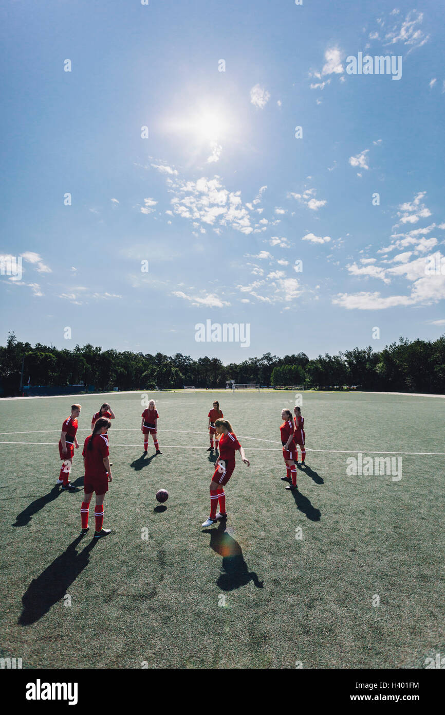 L'équipe de jouer au soccer sur le terrain au cours de journée ensoleillée Banque D'Images