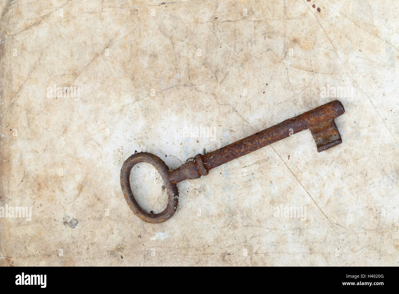 Rusty key sur vieux parchemin Banque D'Images