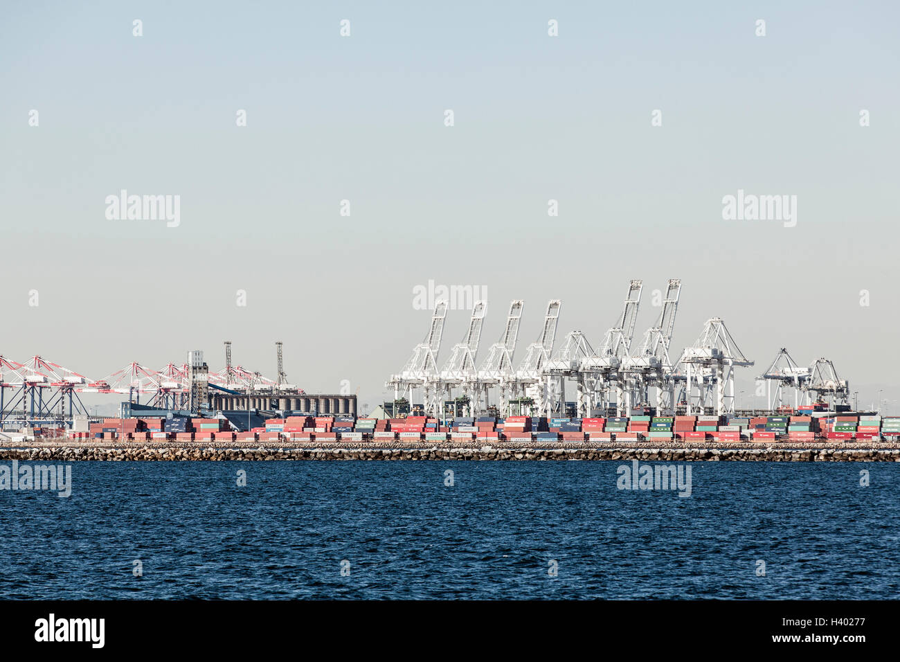 Mer et commercial dock contre ciel clair Banque D'Images