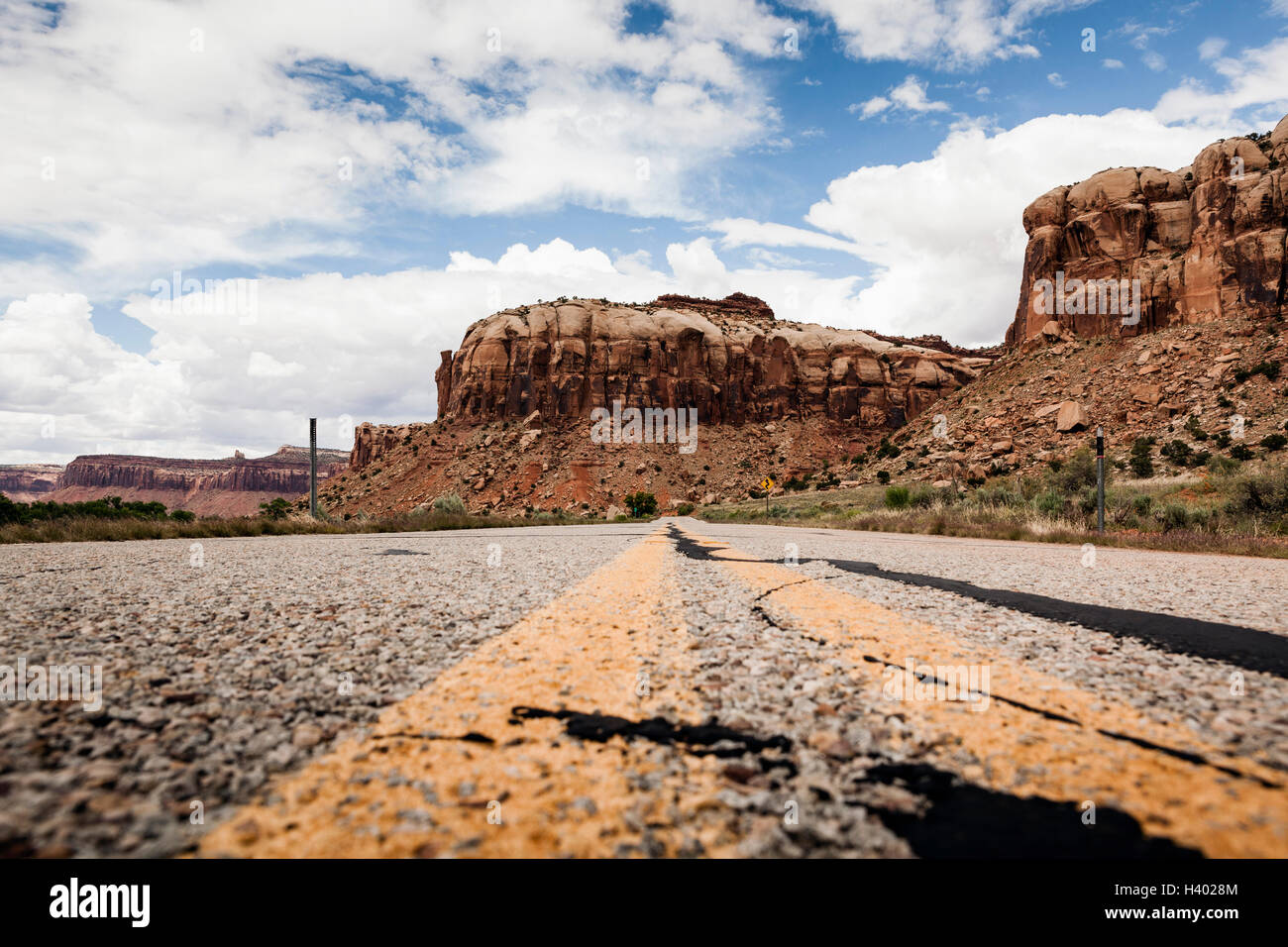 Route menant vers les montagnes rocheuses contre ciel, Canyon Lands, Parc National, Moab, Utah, USA Banque D'Images