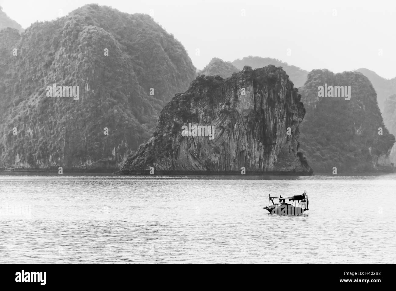 Bateau de pêche à Ha long Bay, Vietnam. Banque D'Images